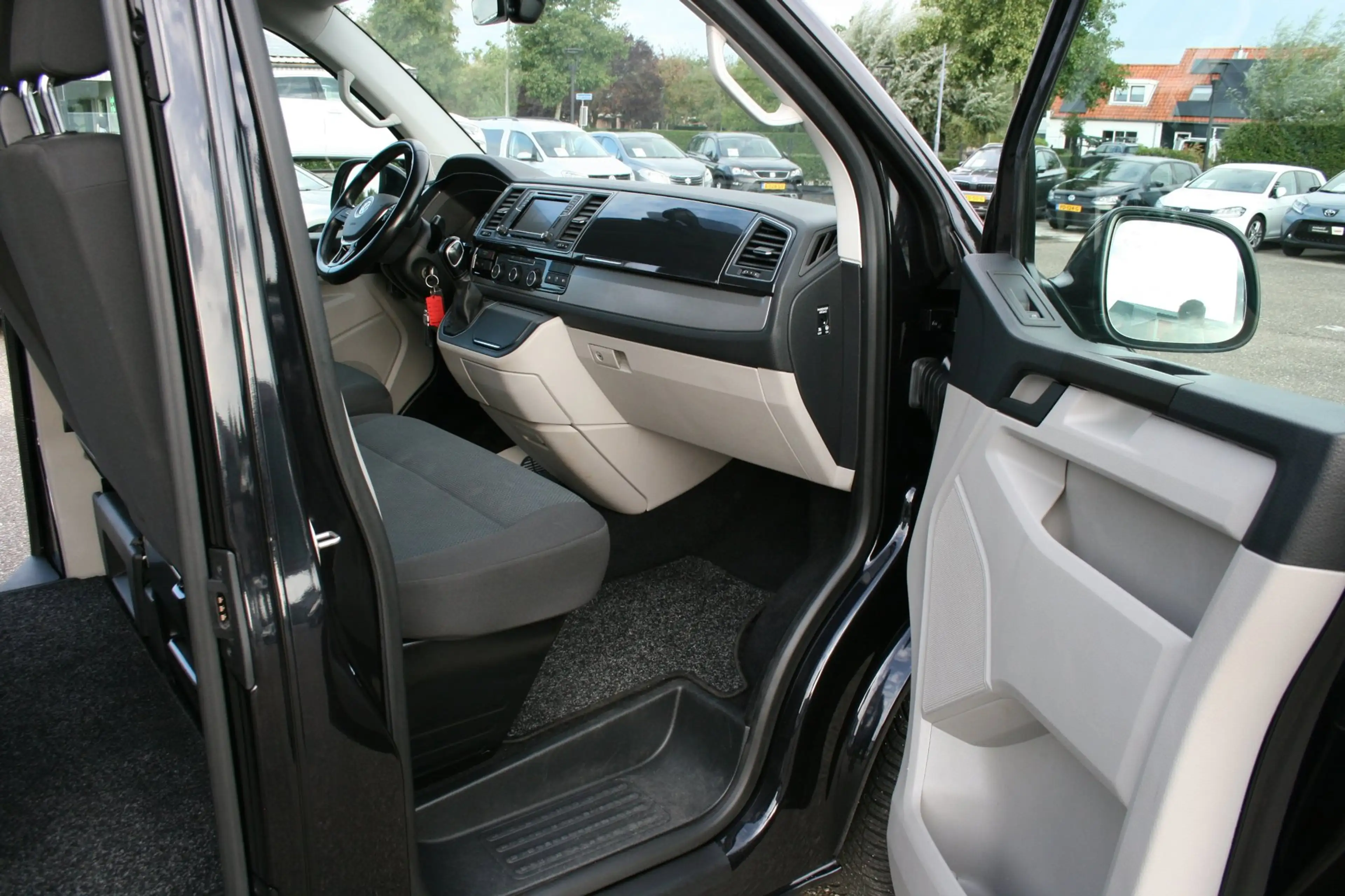 Volkswagen Transporter 2.0 TDI L2H1 DC Highline / 6 persoons — photo 24