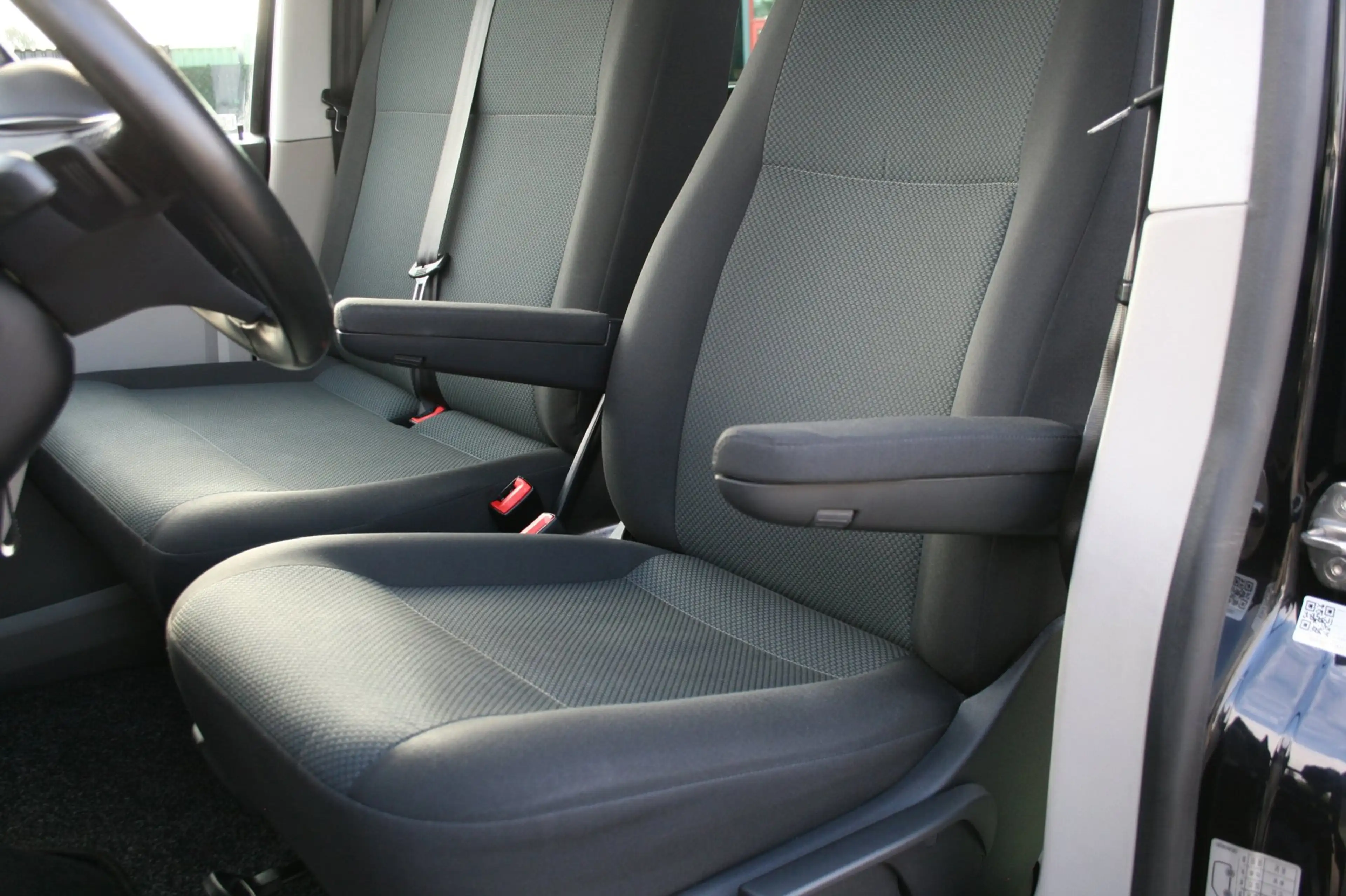 Volkswagen Transporter 2.0 TDI L2H1 DC Highline / 6 persoons — photo 26