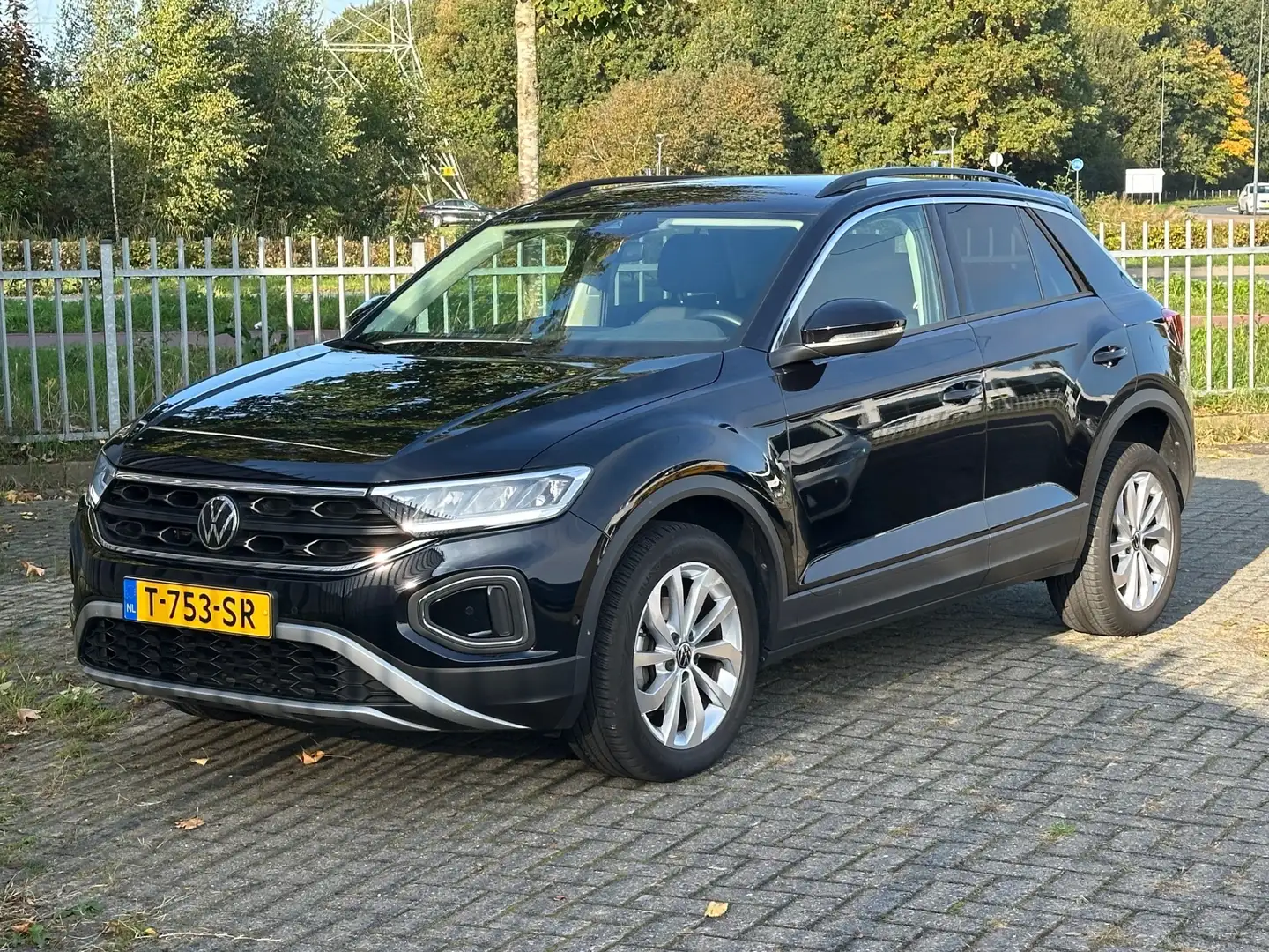 Volkswagen T-Roc 1.0 TSI 110pk Life Business Navigatie Zwart - 2