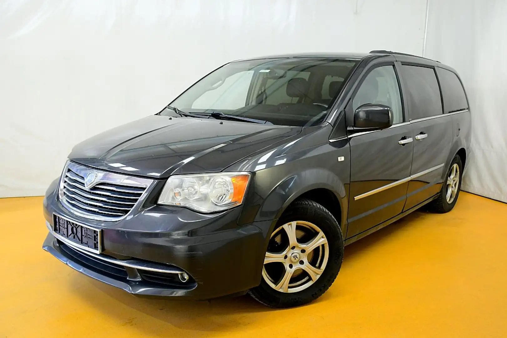 Lancia Voyager 2,8 CRD Silver Grijs - 1