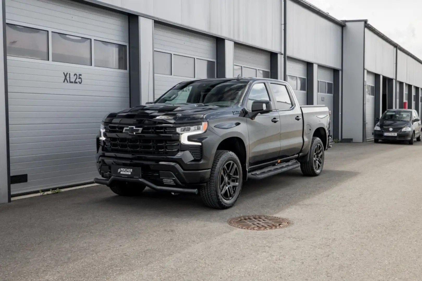 Chevrolet Silverado 1500 LT Trail Boss Crew Cab Short Box 4x4 Schwarz - 1