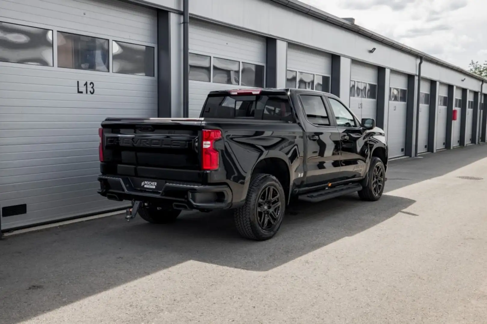 Chevrolet Silverado 1500 LT Trail Boss Crew Cab Short Box 4x4 Schwarz - 2