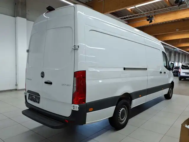 Mercedes-Benz Sprinter view 4