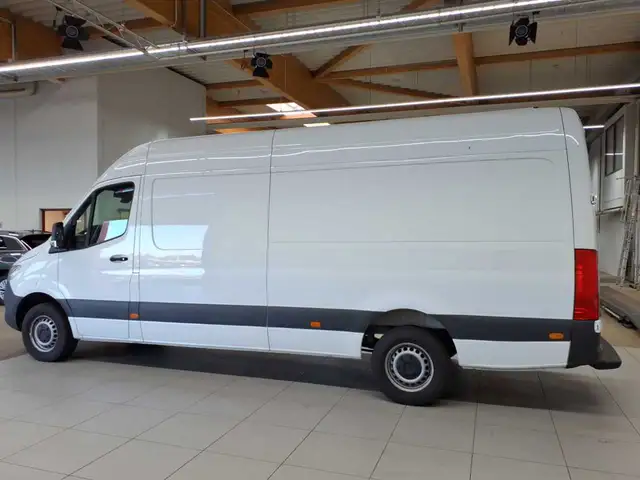 Mercedes-Benz Sprinter view 6