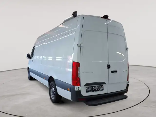 Mercedes-Benz Sprinter view 2
