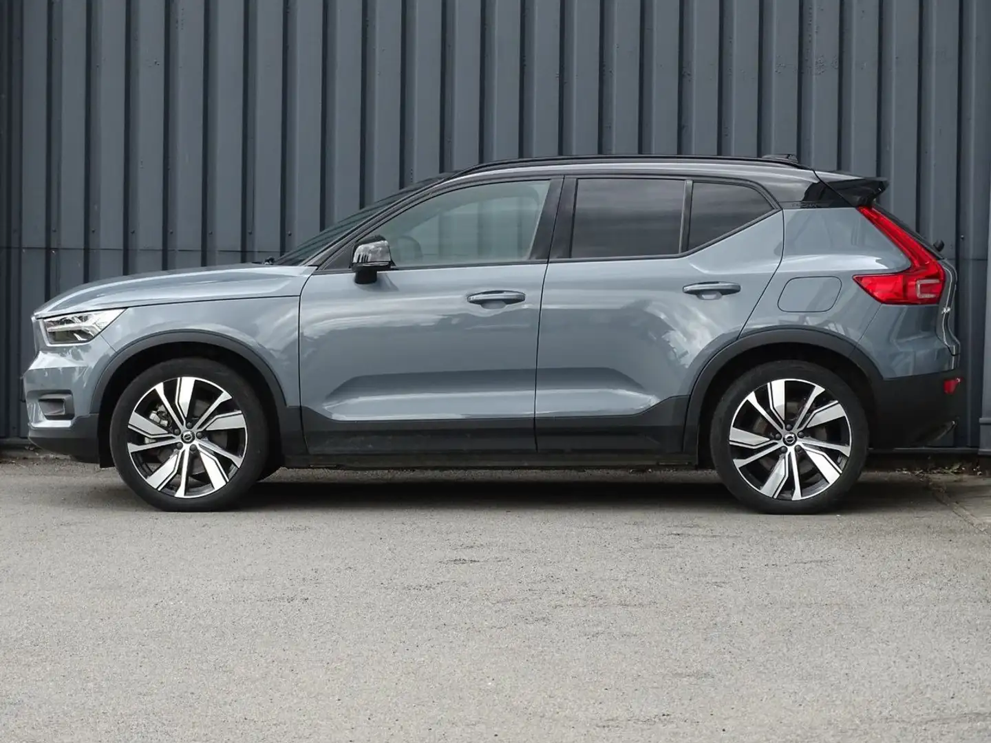 Volvo XC40 Recharge P8 AWD R-design | Pano | Memory | El. Tre Gris - 2