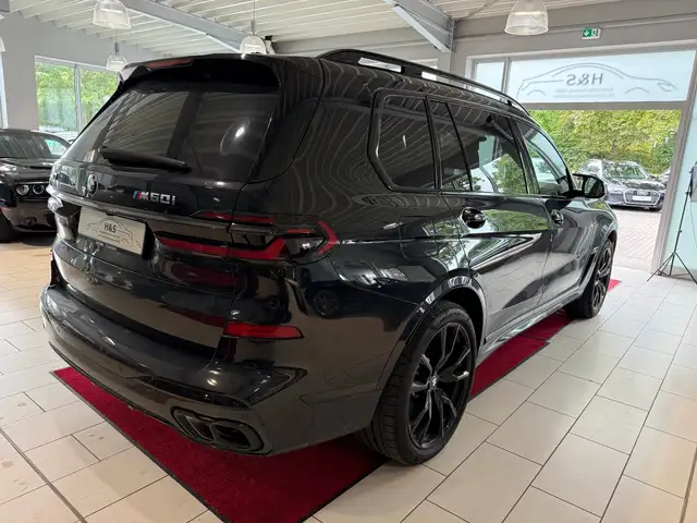 BMW X7 view 4