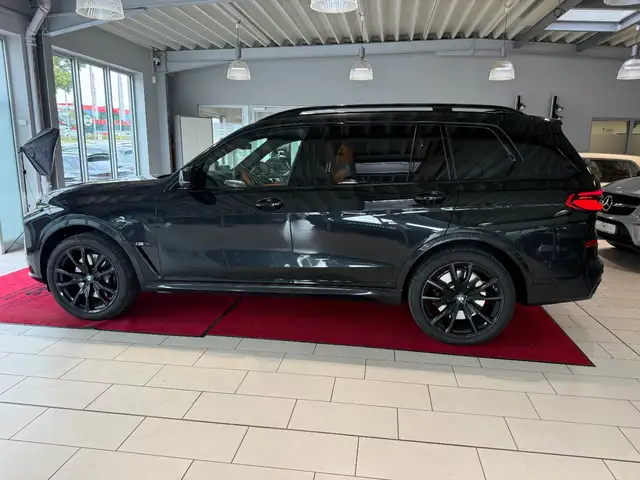 BMW X7 view 8