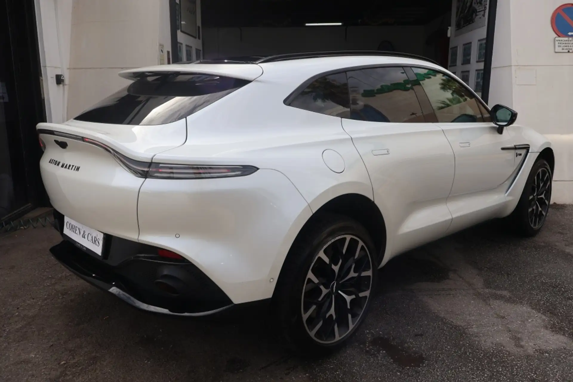 애스턴마틴 DBX 2020 흰색 사진 6