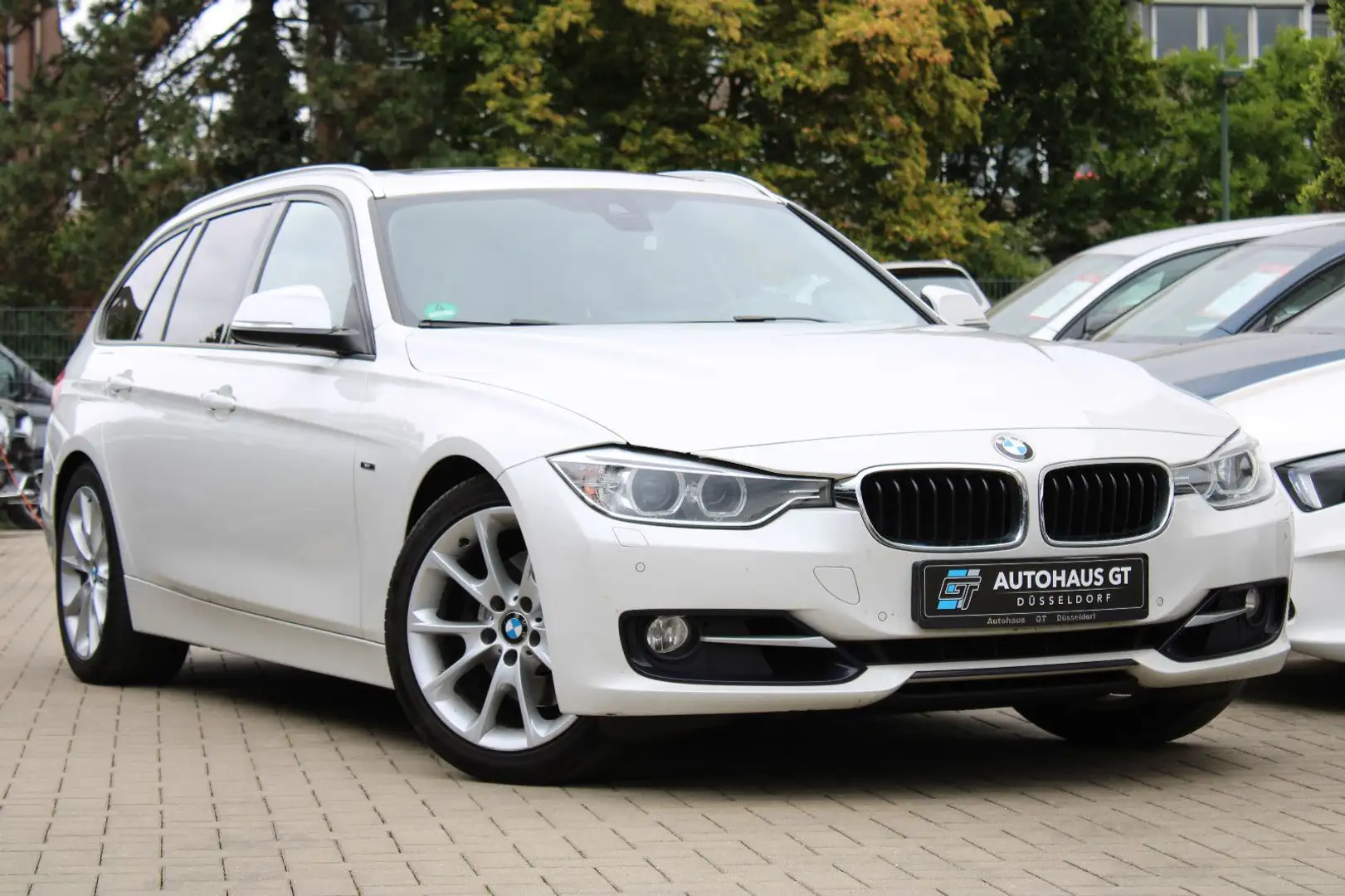 BMW 325 d Touring/Sport/1.Hd/Pano/Leder/HuD/Navi/AHK Weiß - 1