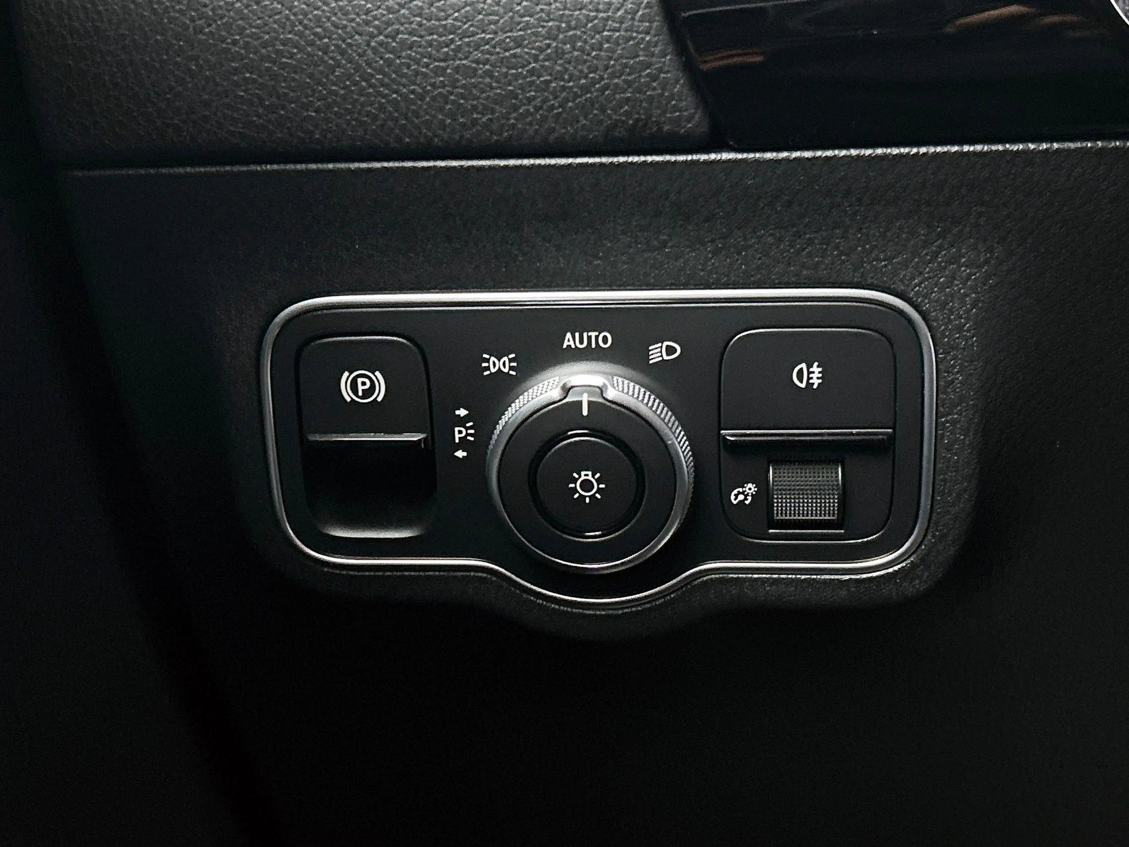 Mercedes-Benz GLA 180 GLA d AMG Line — photo 12
