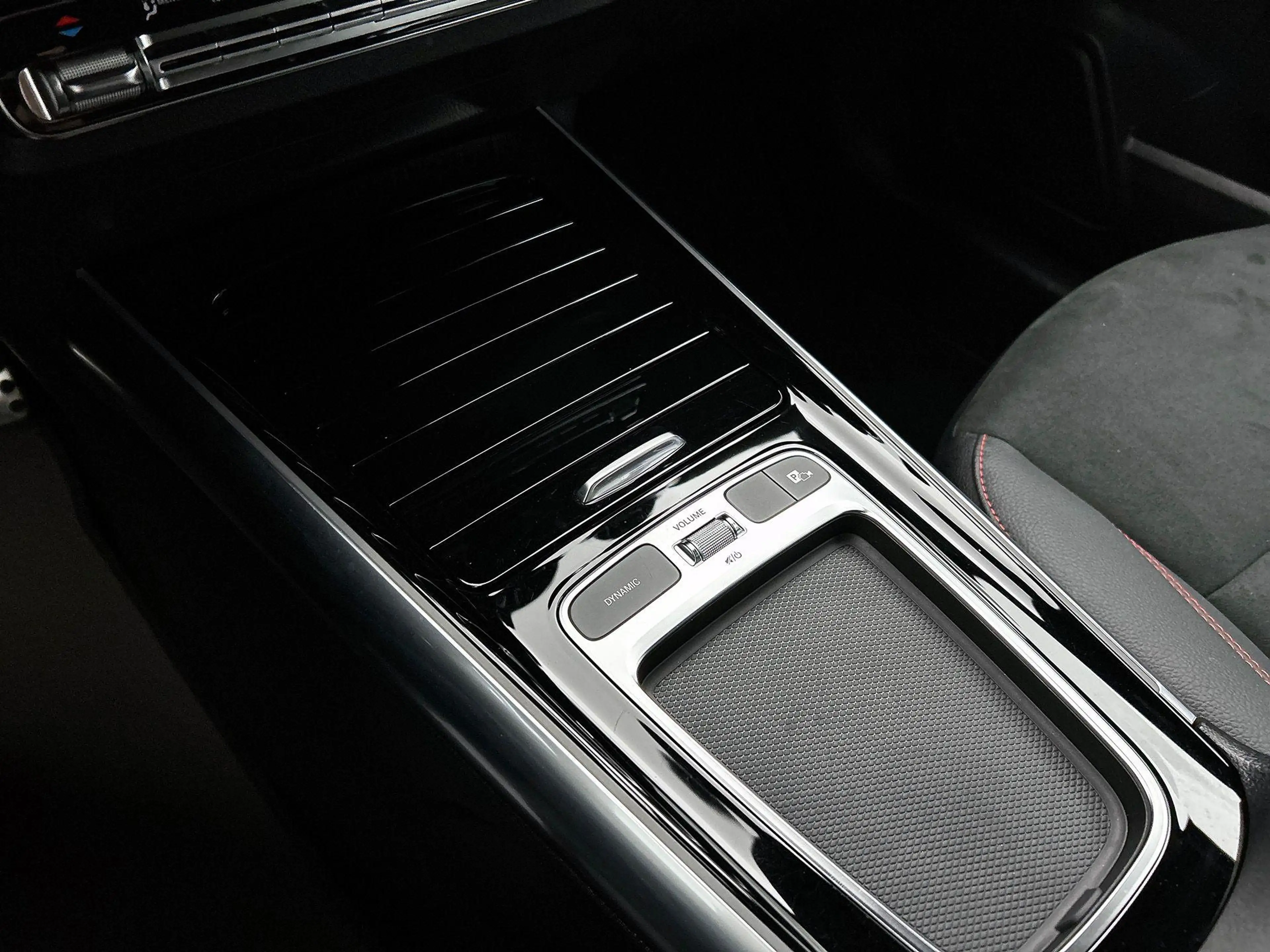 Mercedes-Benz GLA 180 GLA d AMG Line — photo 10