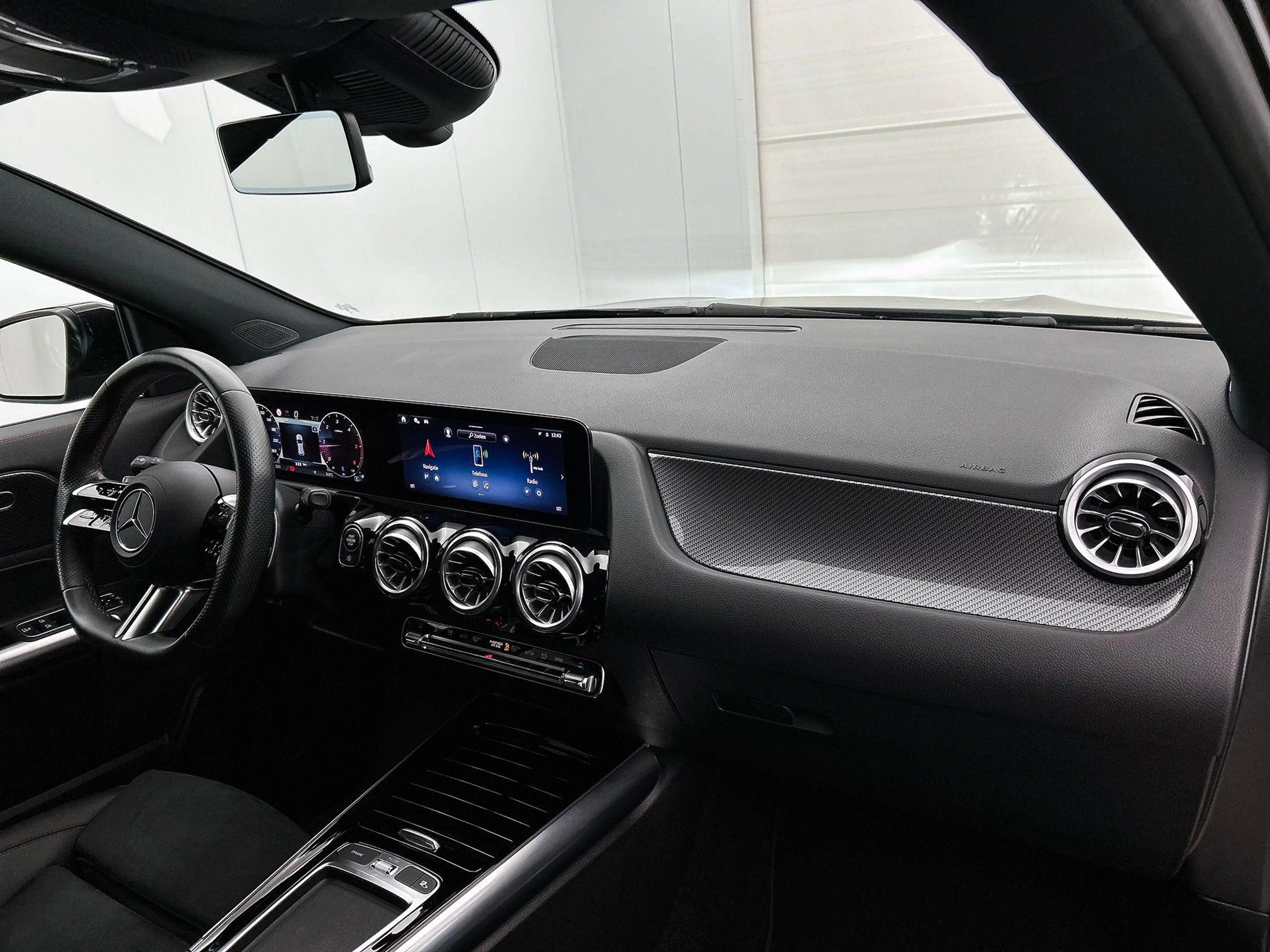 Mercedes-Benz GLA 180 GLA d AMG Line — photo 9