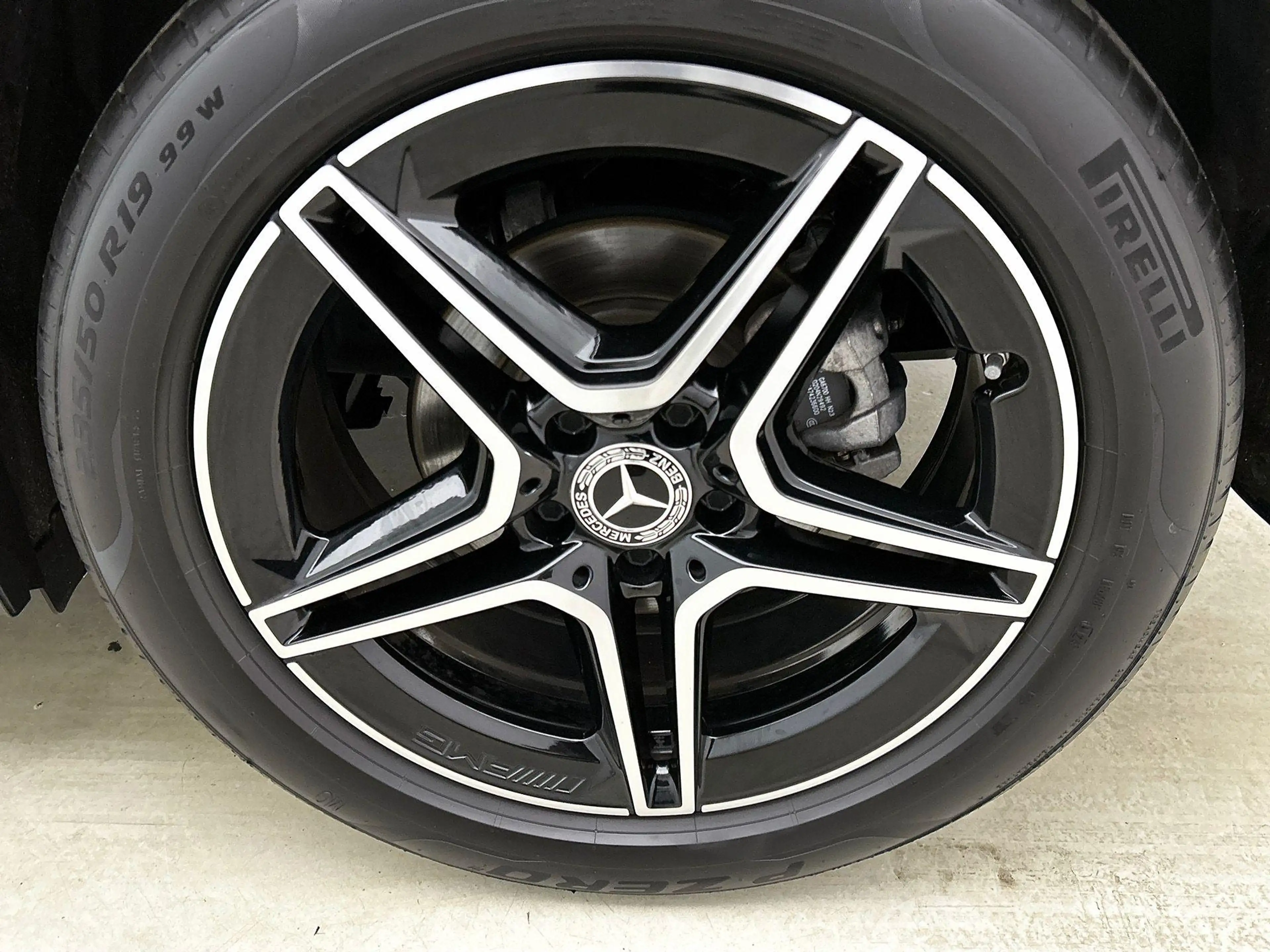 Mercedes-Benz GLA 180 GLA d AMG Line — photo 4