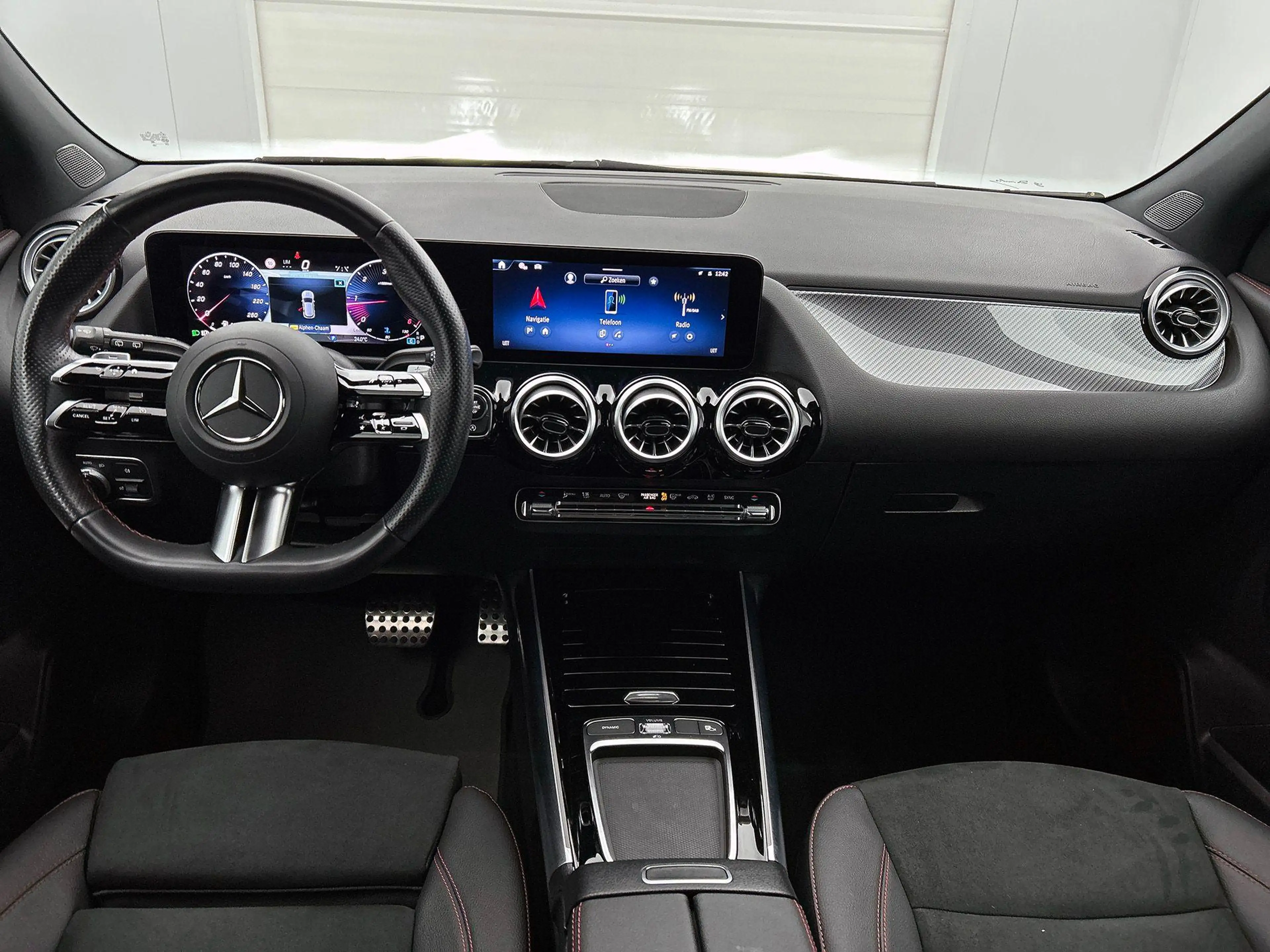Mercedes-Benz GLA 180 GLA d AMG Line — photo 3