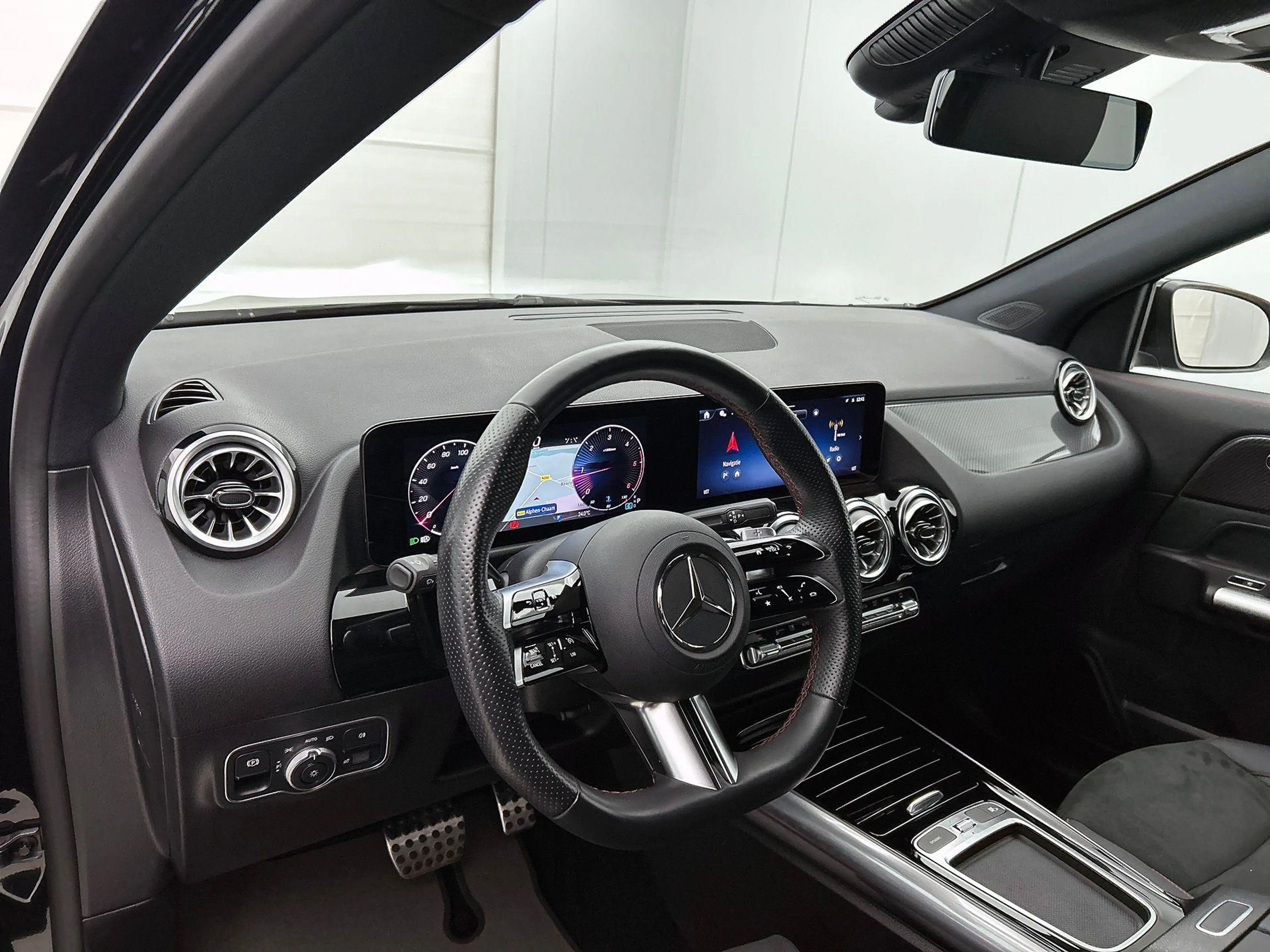 Mercedes-Benz GLA 180 GLA d AMG Line — photo 8