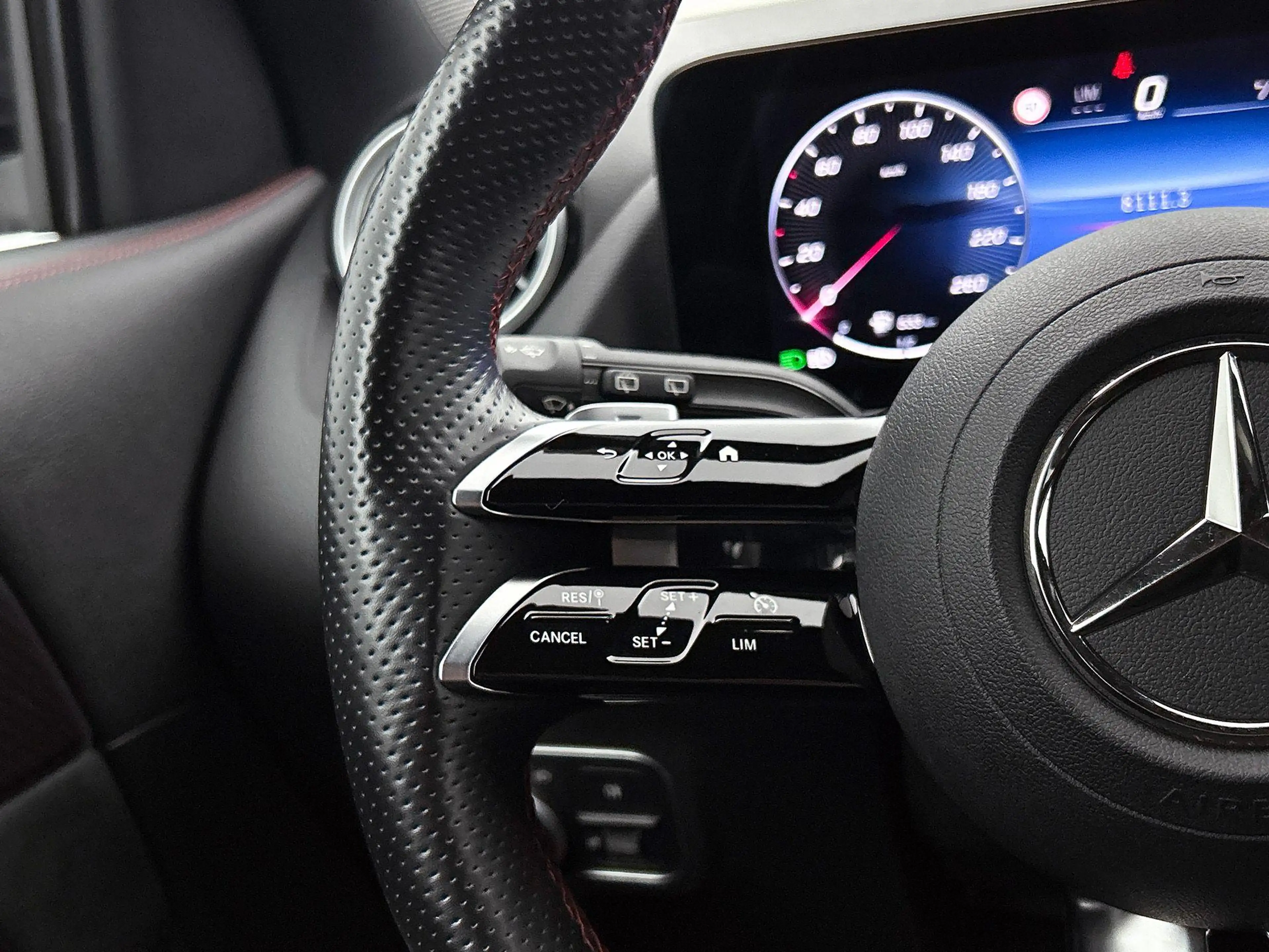 Mercedes-Benz GLA 180 GLA d AMG Line — photo 13
