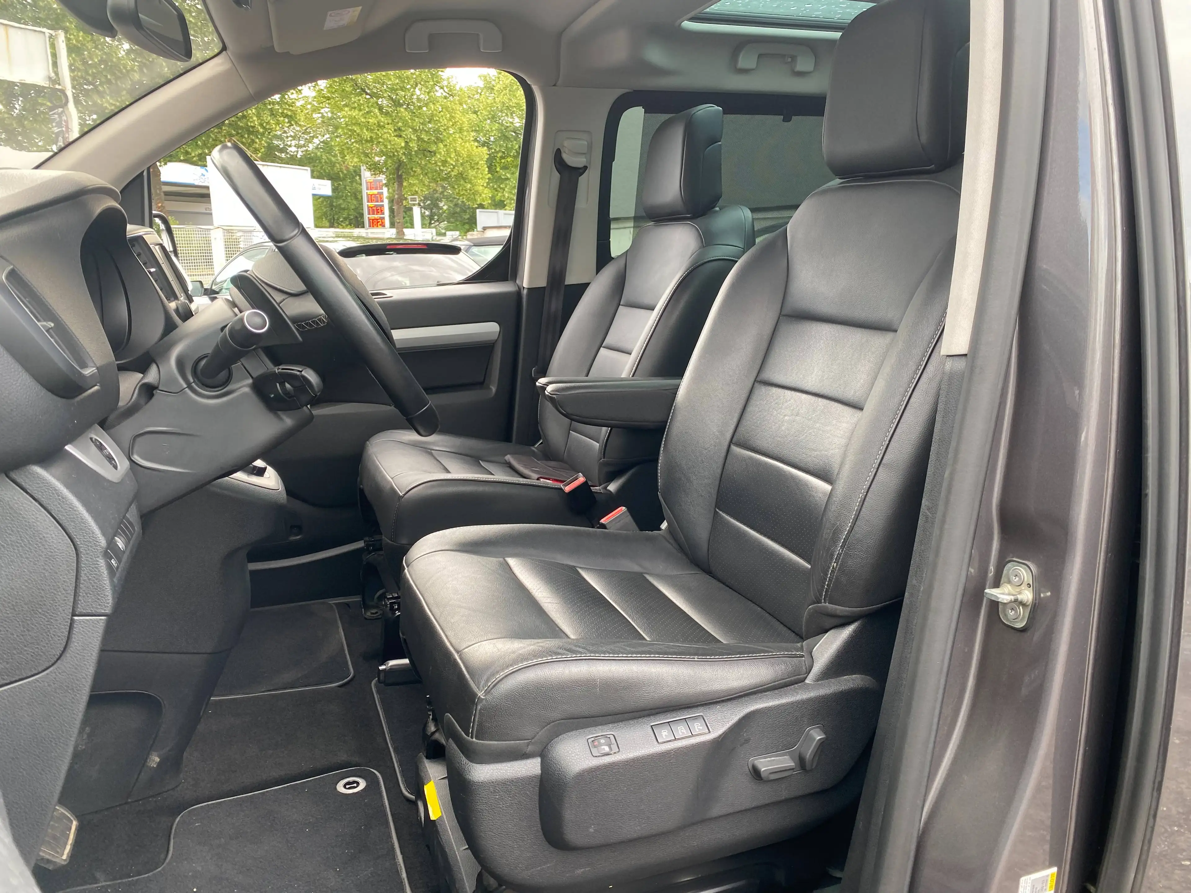 Citroen Spacetourer Shine M Automatik 8-Sitzer Panorama Head-UP — photo 9
