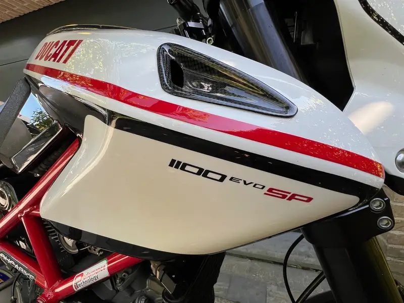 Ducati Hypermotard 1100 - foto 6