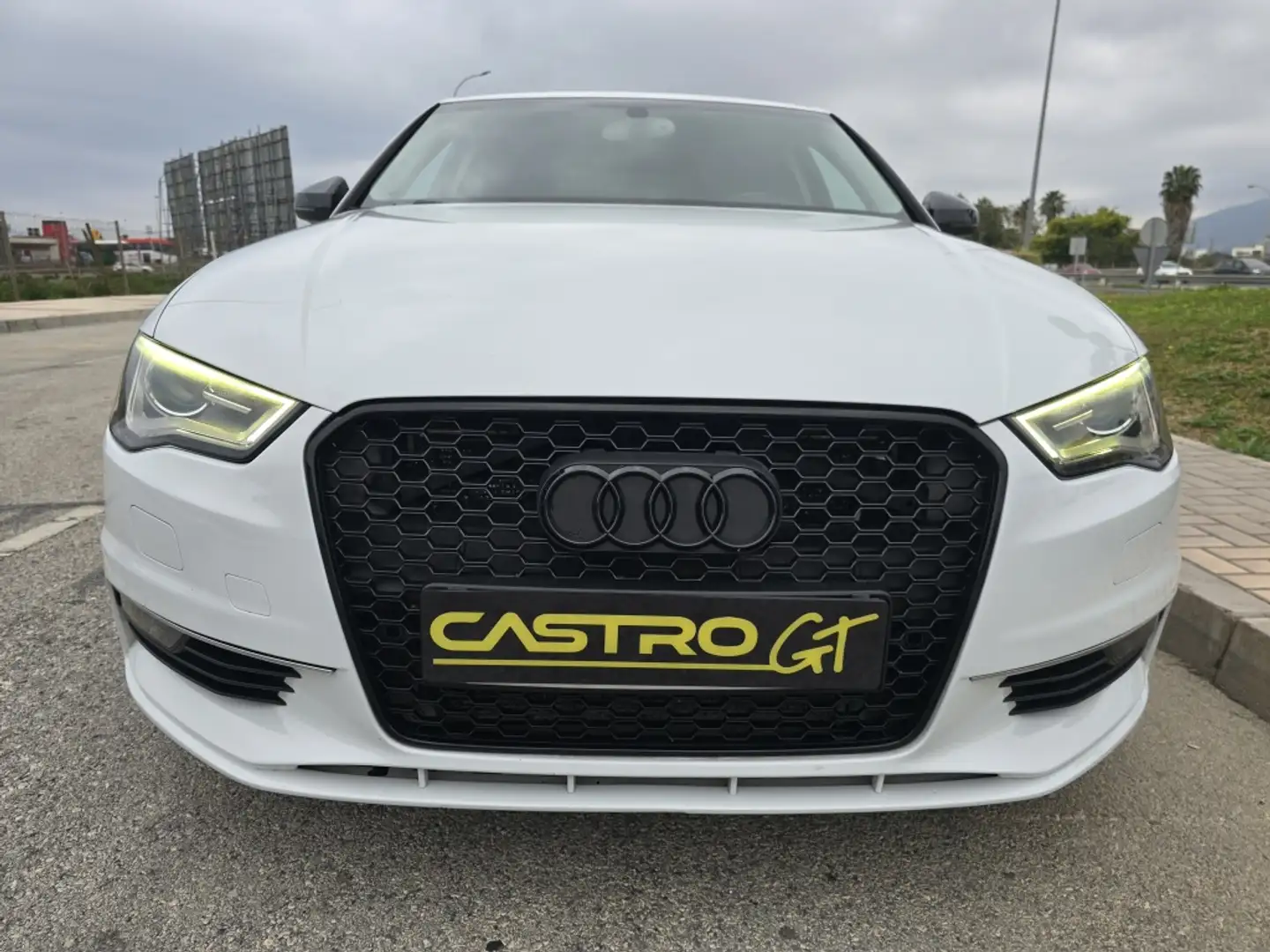 Audi A3 Sedán 2.0TDI CD S line edition 150 Weiß - 2