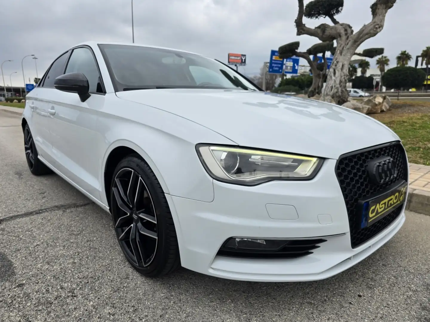 Audi A3 Sedán 2.0TDI CD S line edition 150 Weiß - 1