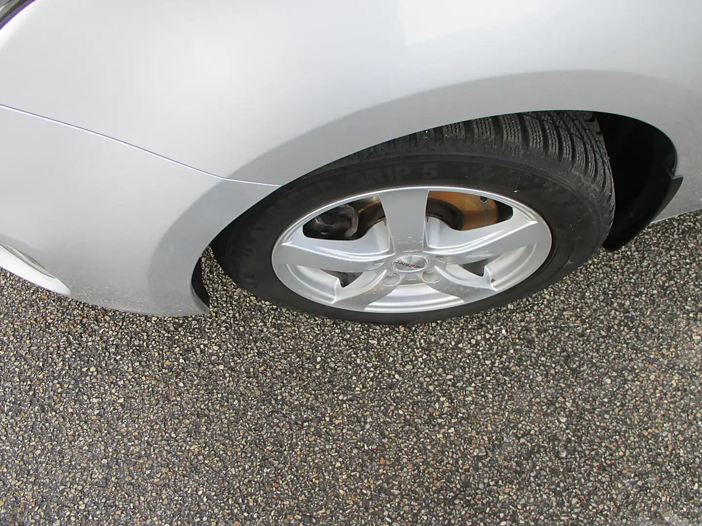 Kia Carens 1,7 CRDi Active Silber - 2