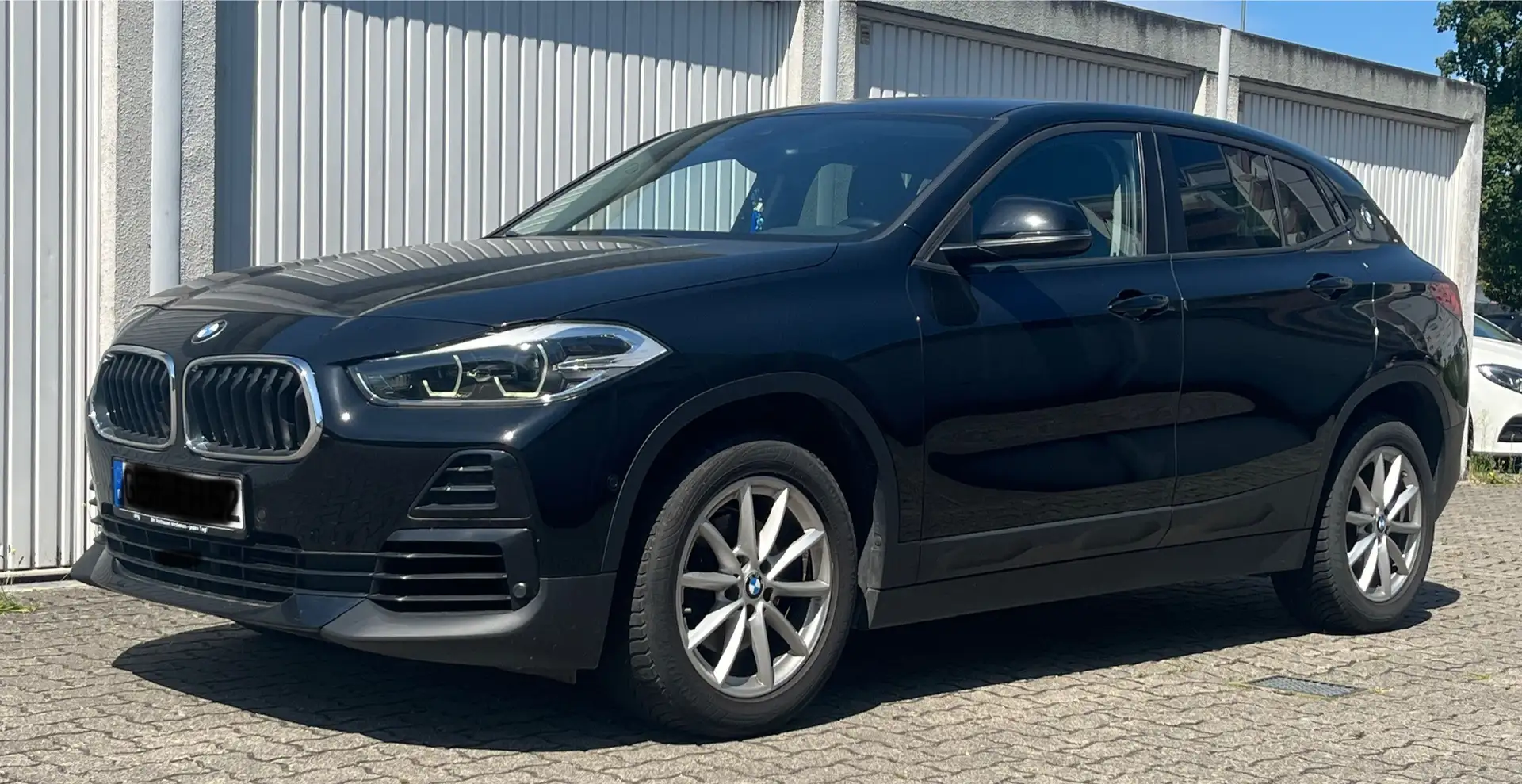 BMW X2 sDrive 18 i Advantage Schwarz - 1