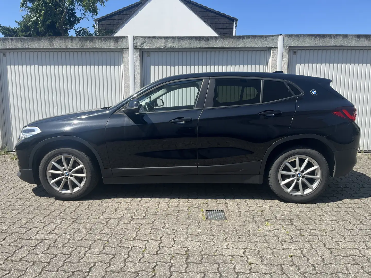 BMW X2 sDrive 18 i Advantage Schwarz - 2