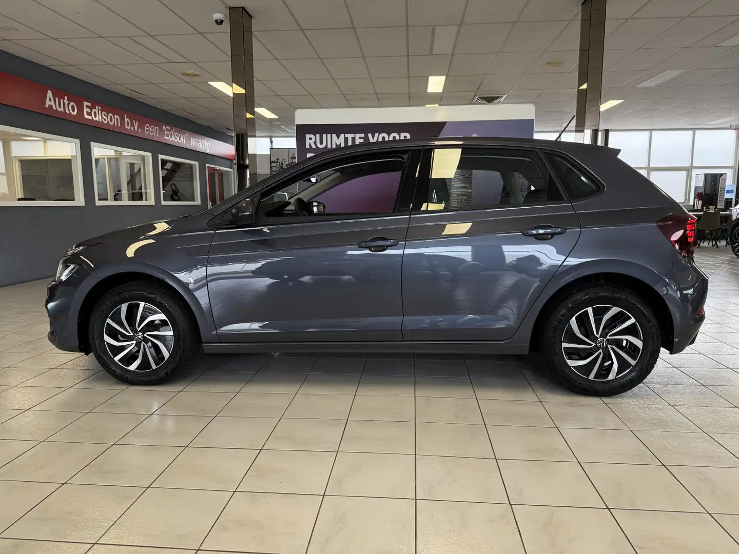 Volkswagen Polo 1.0 TSI Life Edition *CAM*LED*LM15*CLIMA*ST.VERW* Grijs - 2