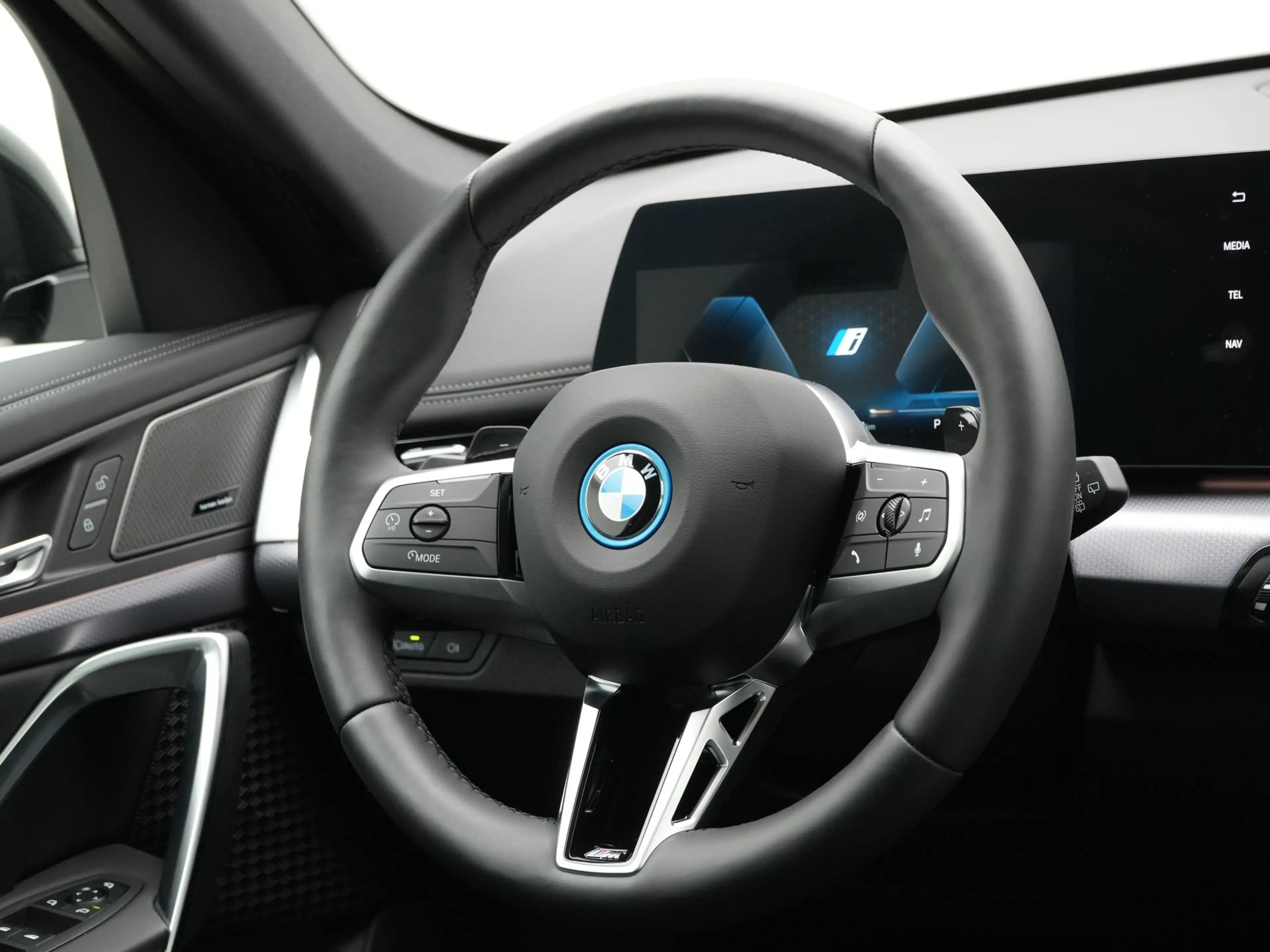 BMW X1 xDrive25e M-Sport Pro | SoH 100% — photo 2