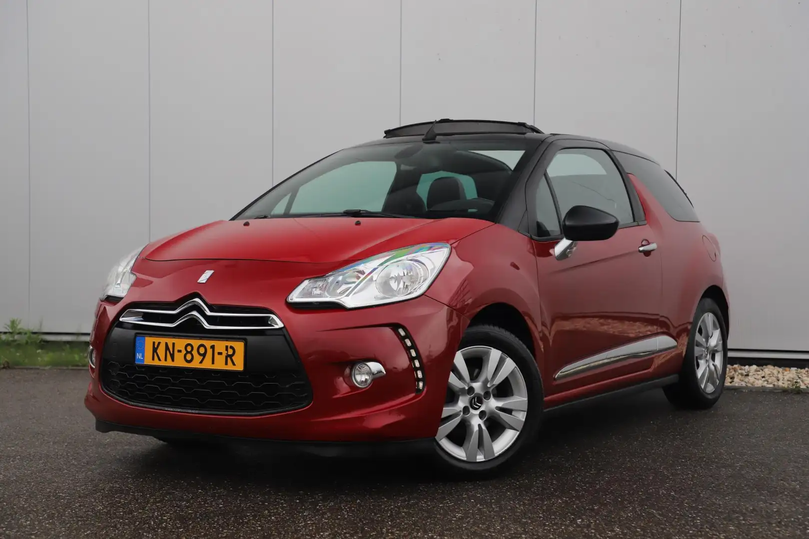Citroen DS3 Cabrio 1.2 VTi So Chic Stoelverwarming Radio Clima Rood - 2