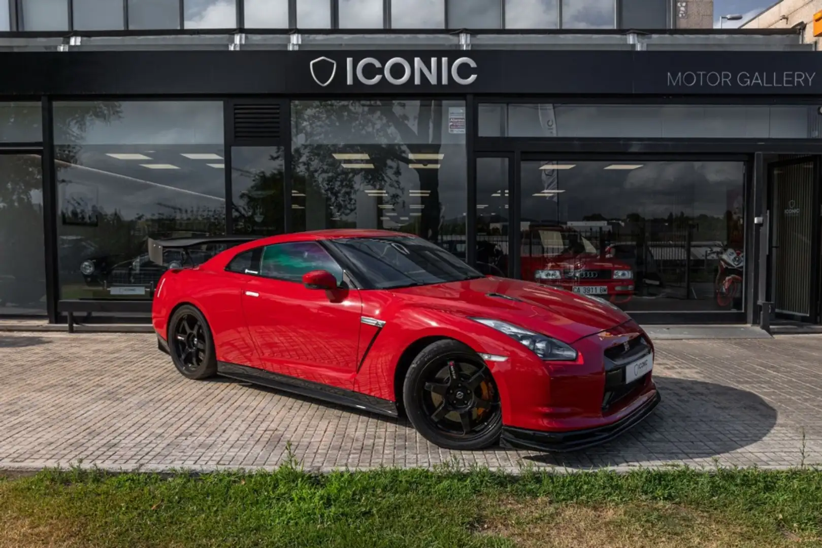 Nissan GT-R Aut. Красный - 1