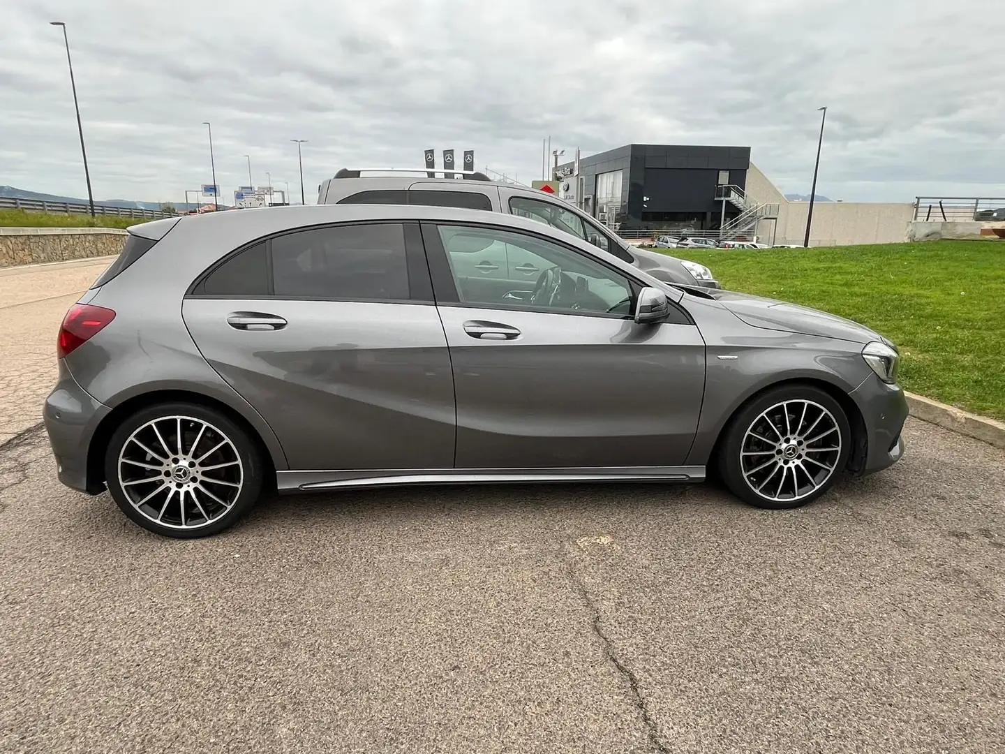 Mercedes-Benz A 220 A 220 d Premium Next auto Grigio - 2