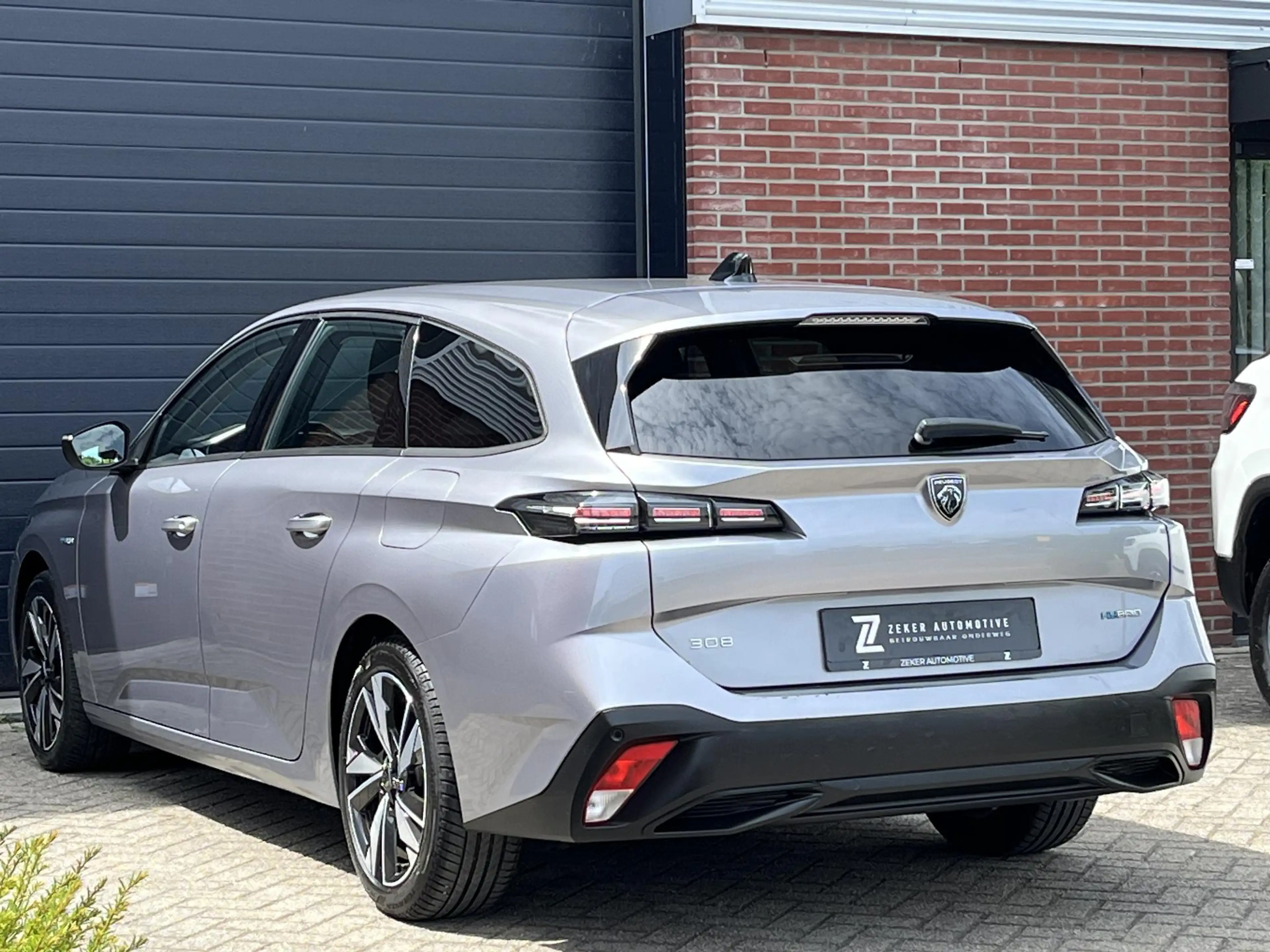 Peugeot 308 SW 1.6 Plug-in Hybrid 180 Active Pack Business PHE — photo 12