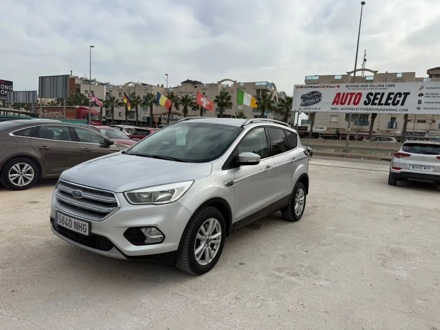 Ford Kuga 1.5TDCi Auto S&S Titanium 4x2 Aut. 120 Grau - 1