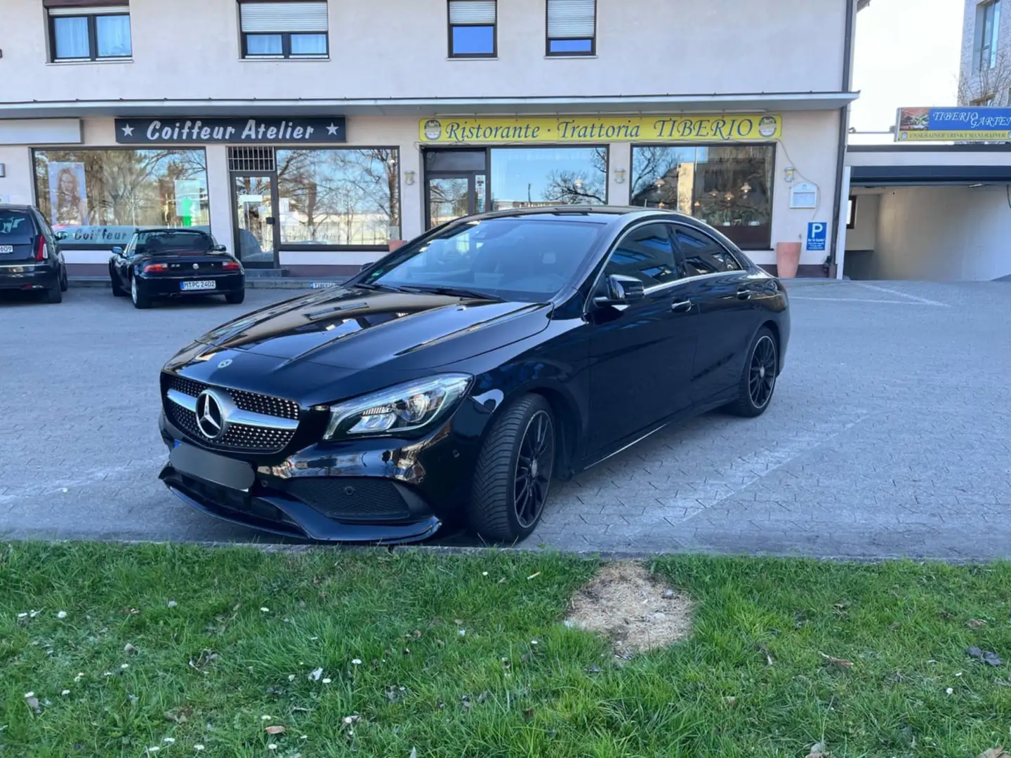 Mercedes-Benz CLA 180 AMG Line Night Schwarz - 1