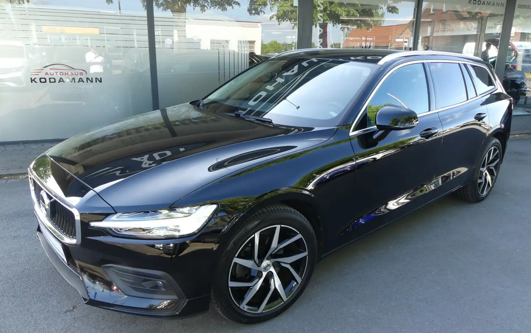 Volvo V60 LED*Kamera*Leder*Virtual*BLIS*AHK*18"Alu* Zwart - 2