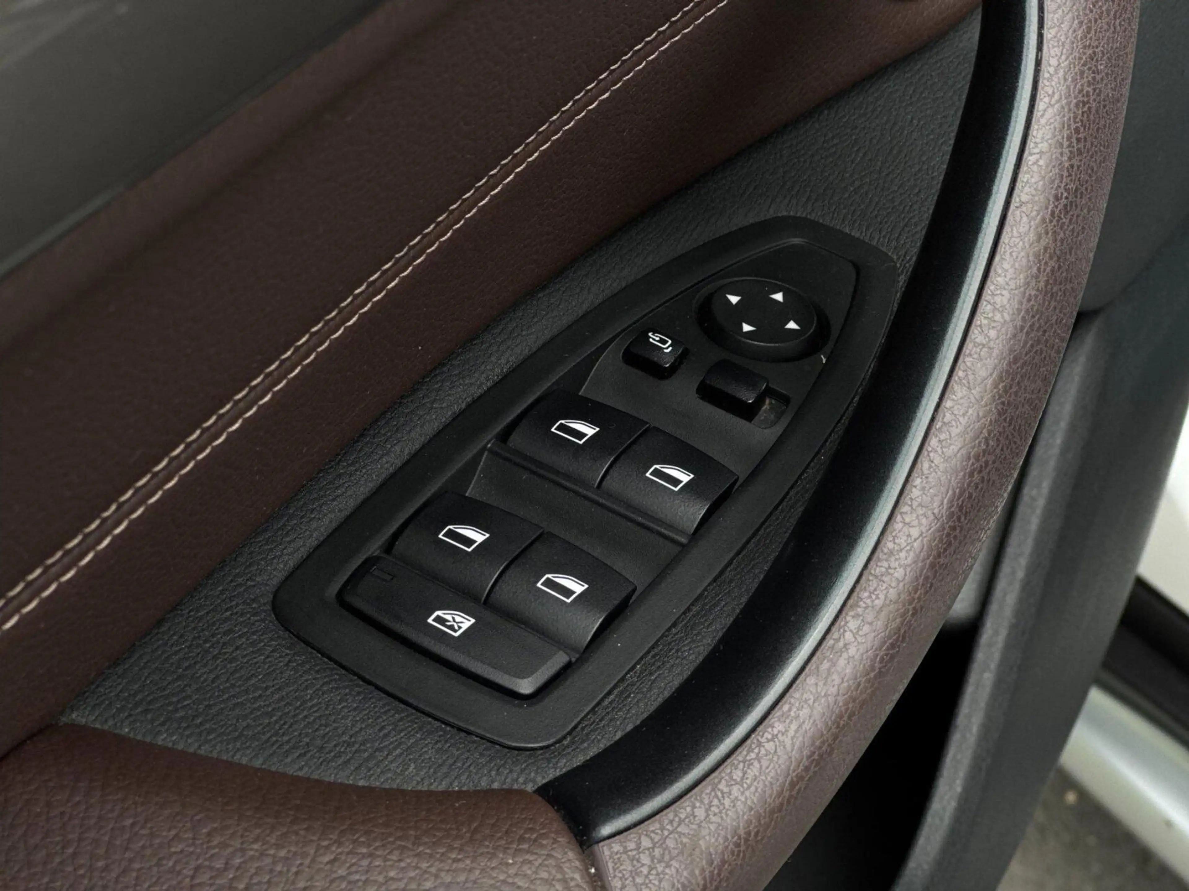 BMW X1 sDrive18i High Executive — photo 14