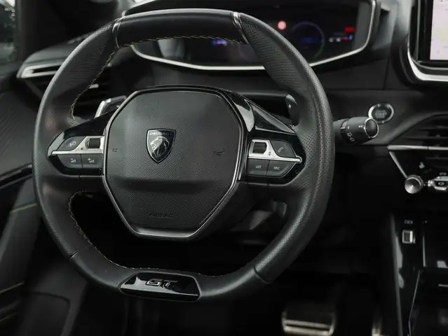 Peugeot 208 view 11