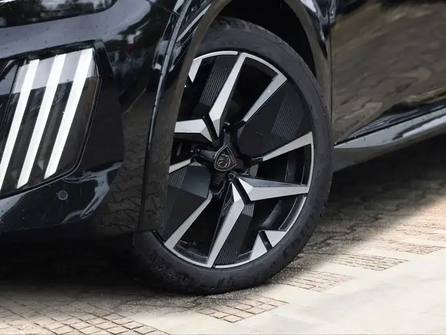 Peugeot 208 view 5