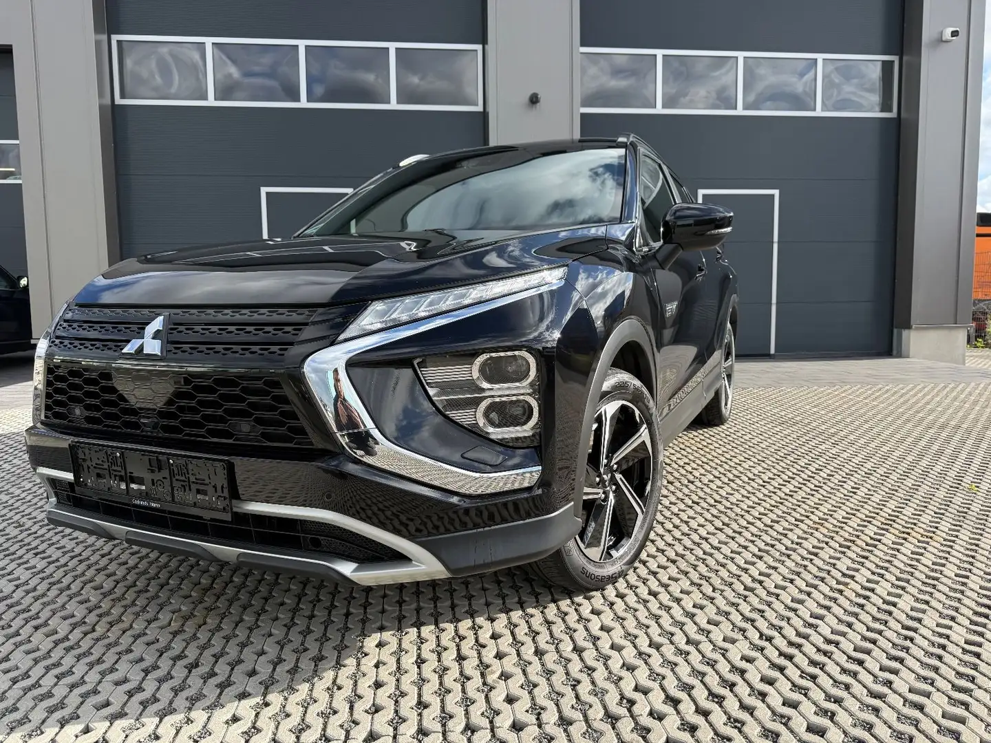 Mitsubishi Eclipse Cross Plus Hybrid 4WD Schwarz - 1