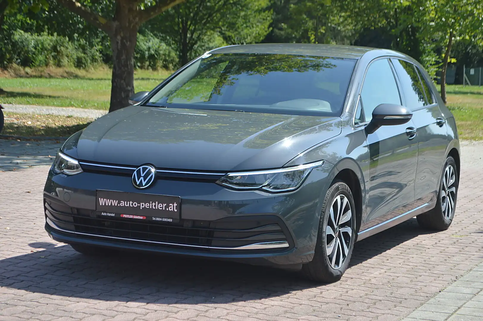 Volkswagen Golf 2,0 TDI Life+NAVI+AHK+SHZ+TEL Grau - 2