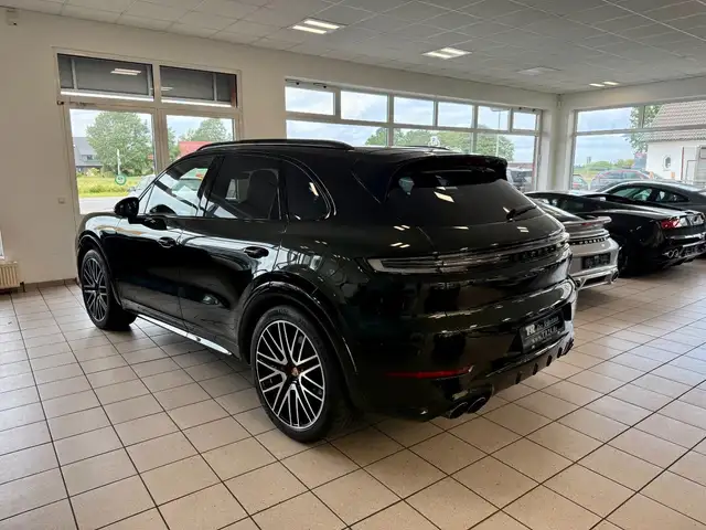 Porsche Cayenne view 3