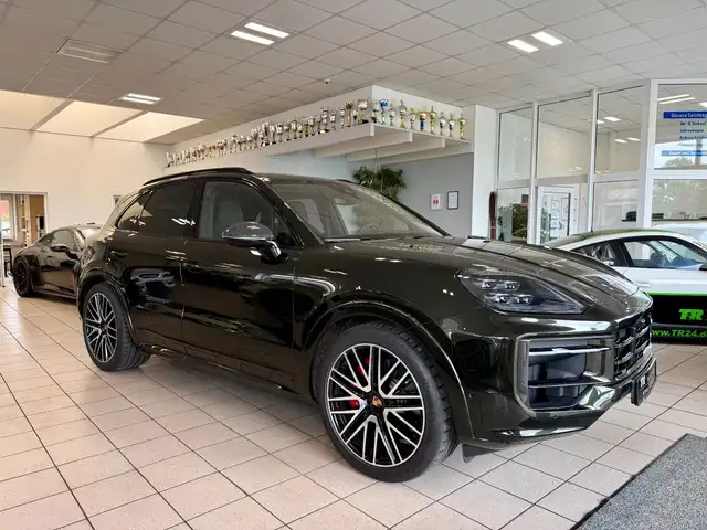 2025 Porsche Cayenne in Green for sale