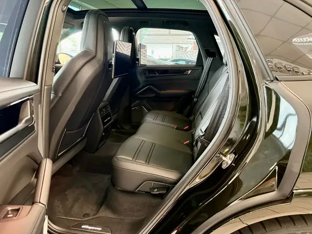 Porsche Cayenne view 12