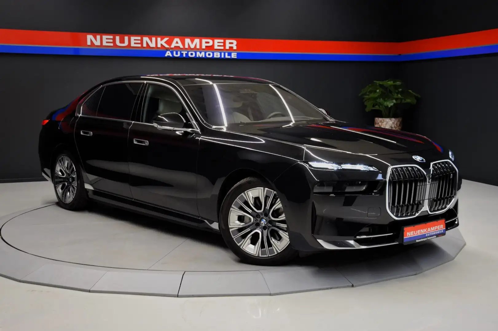 BMW i7 xDrive 60 Design Pure Exce Fond-Ent. Kristall Schwarz - 1