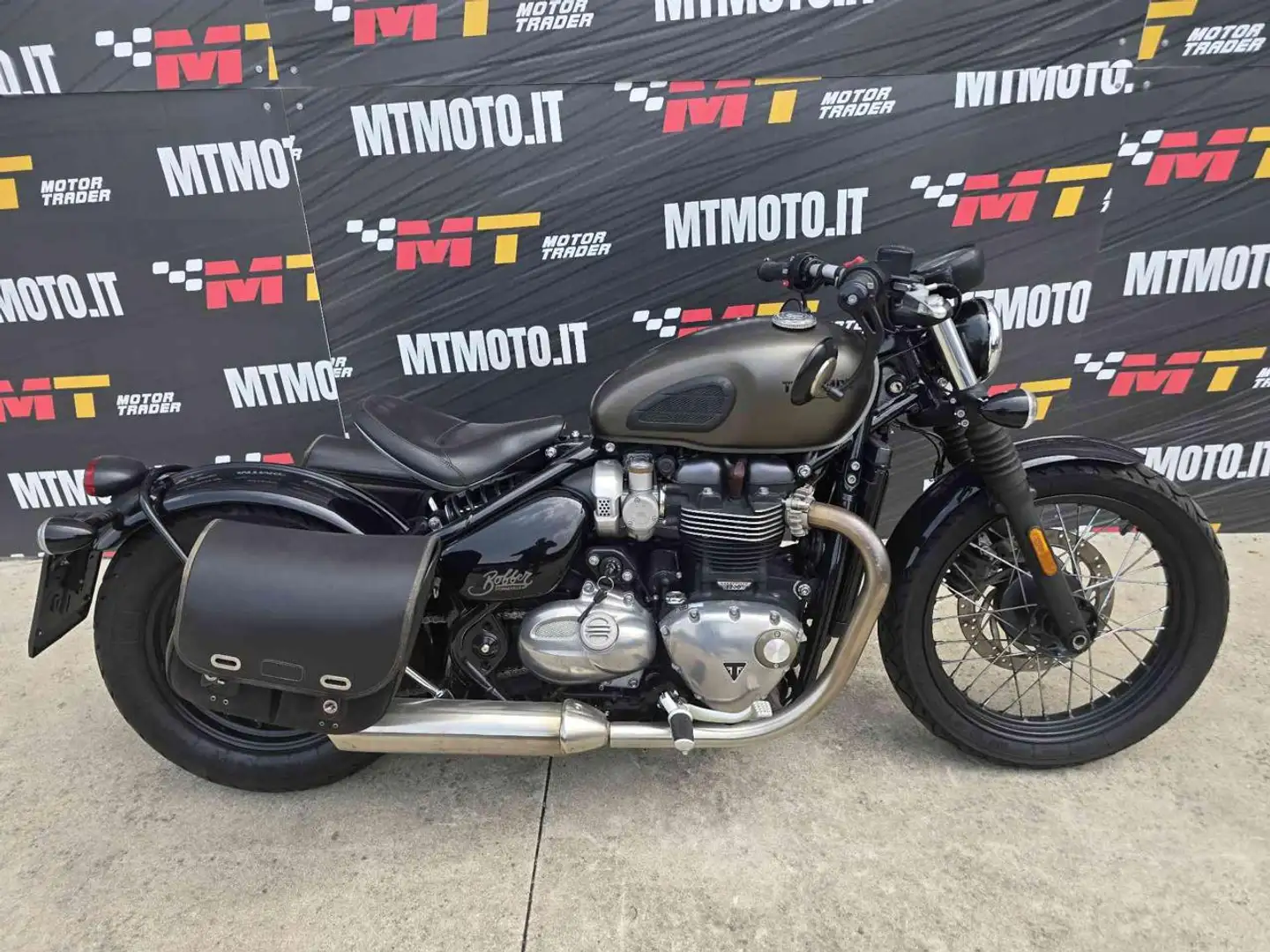 Triumph Bonneville Bobber Video 360 Grigio - 1