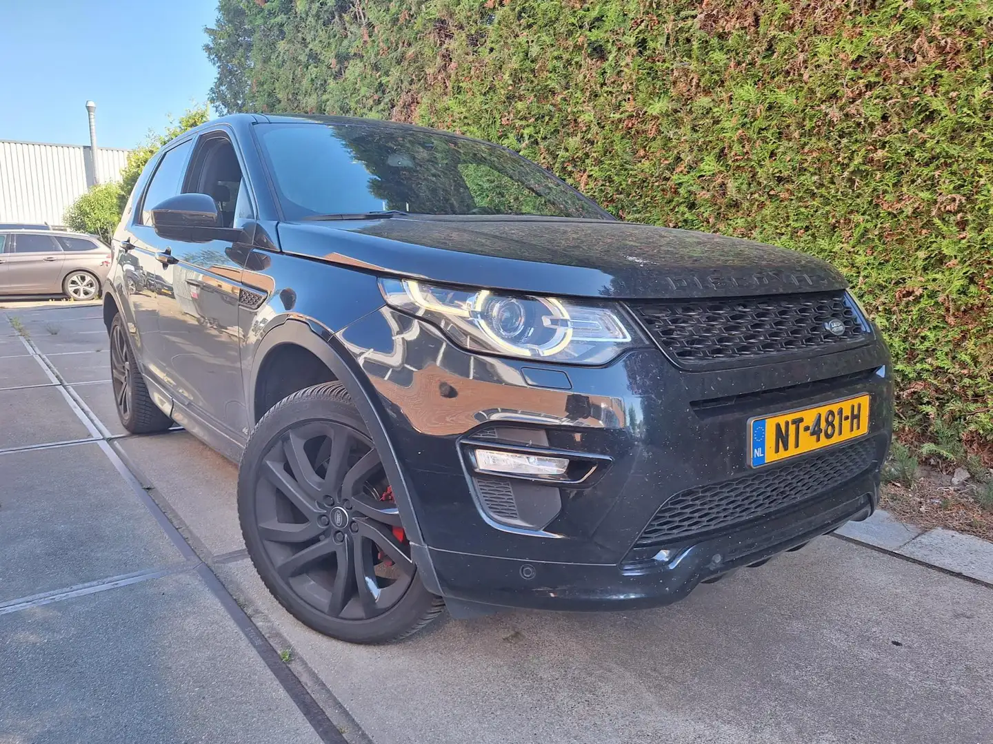 Land Rover Discovery Sport 2.0 TD4 HSE Luxury Zwart - 2