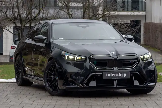 BMW M5 view 3