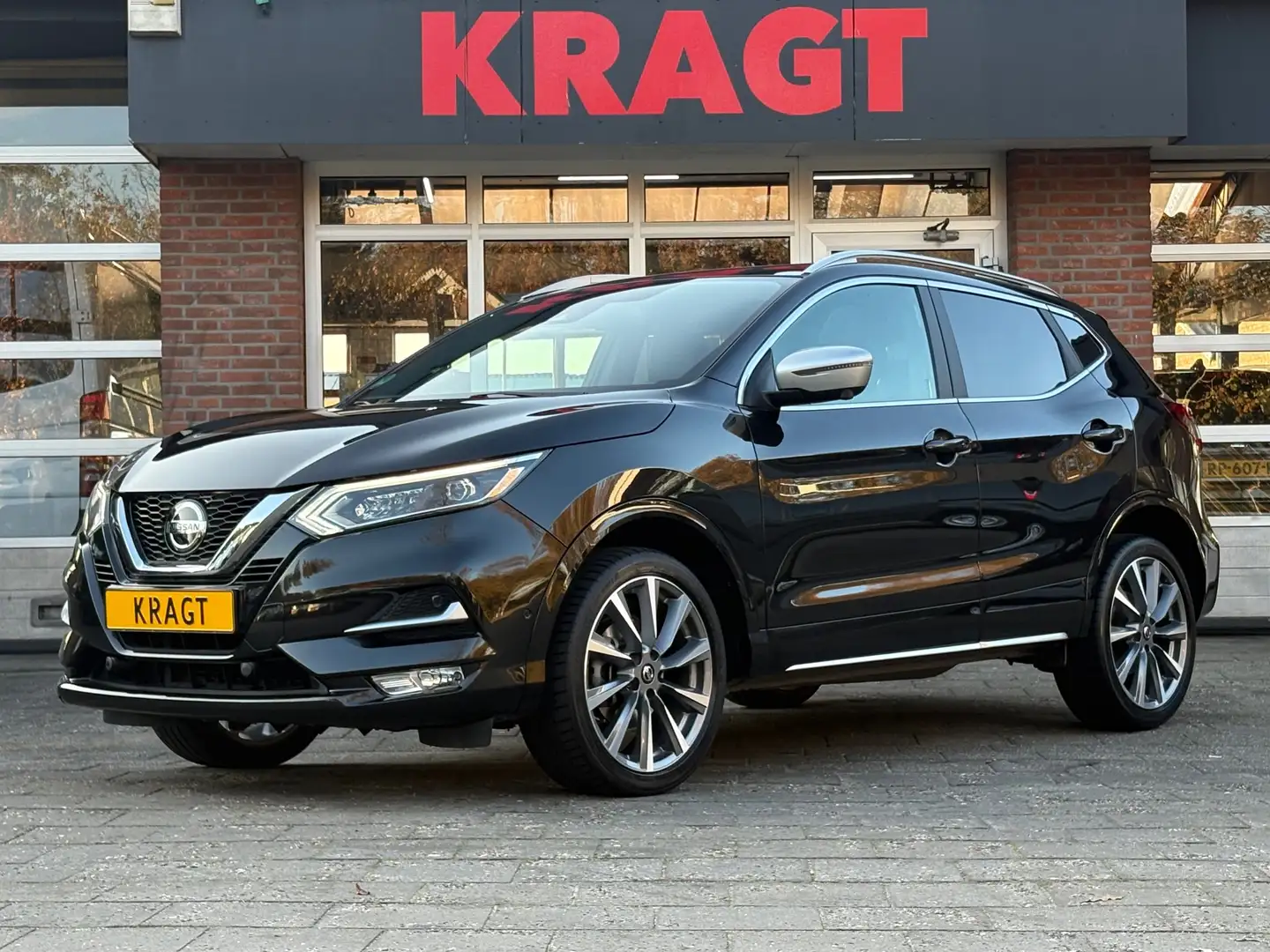 Nissan Qashqai Tekna + 1.3 DIG-T 140 pk - LED - Leder - Panoramad Zwart - 1